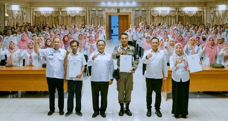 SUMRINGAH: Ratusan ASN Pemkab Gresik saat menerima SK kenaikan pangkat.