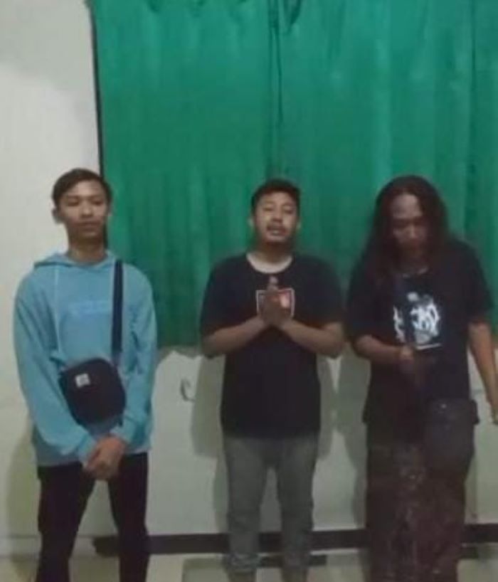 MINTA MAAF: Zaris Novebiargo (tengah) oknum karyawan PT KMJ didampingi Ketua LSM Genpatra, Ali Candi (kanan) menyampaikan permohonan maaf atas tindakan penipuan lowongan kerja yang dilakukan.