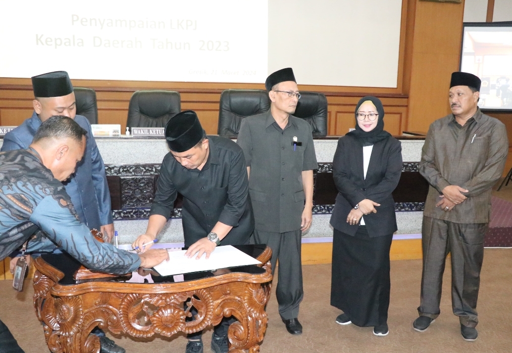 LKPJ 2023: Ketua DPRD Gresik Abdul Qodir bersama pimpinan dan Bupati Gresik Fandi Akhmad Yani saat menandatangani serah terima  dokumen LKPj 2023.