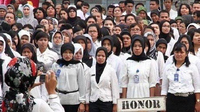 HONORER: Para tenaga honorer yang menanti kejelasan.