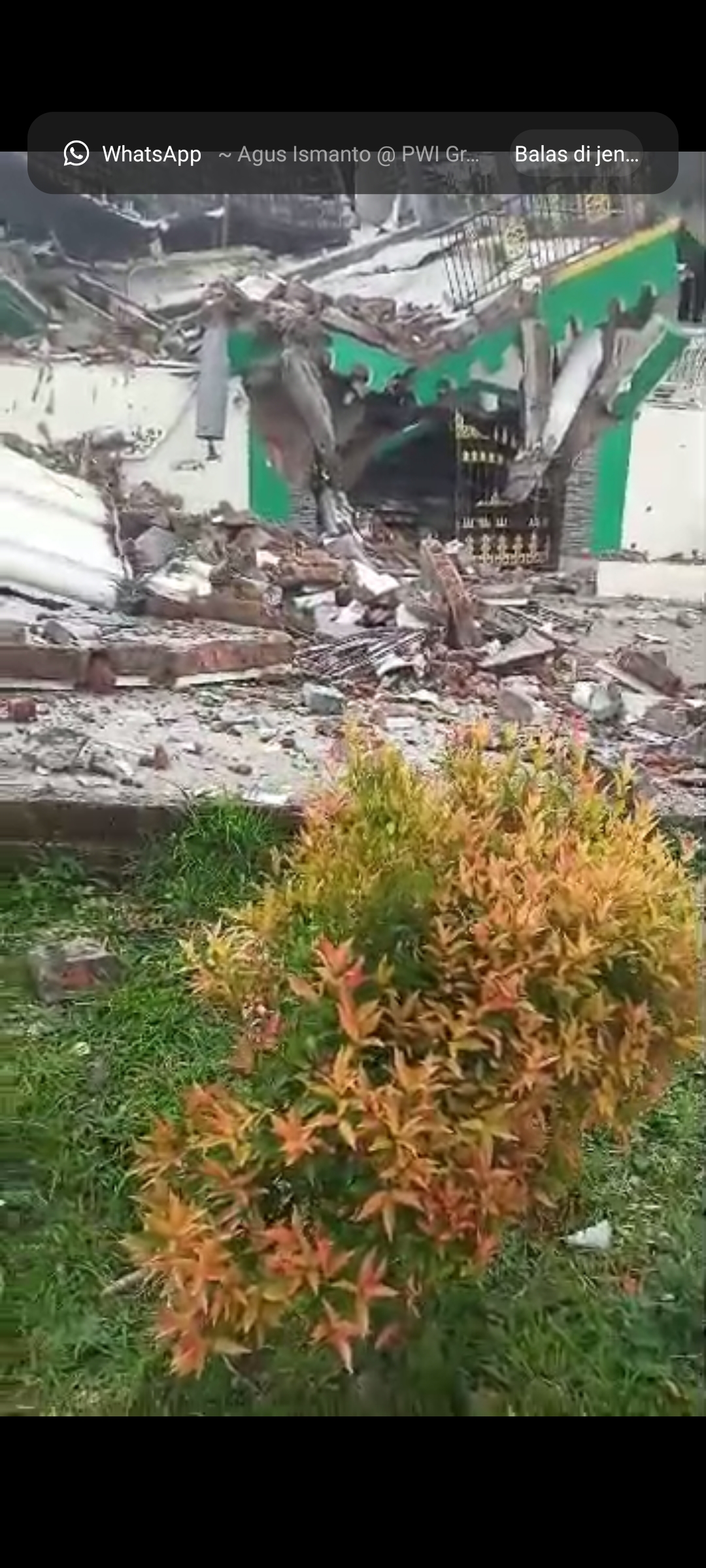 Ambruk: Masjid Muhajirin di Bawean Ambruk.