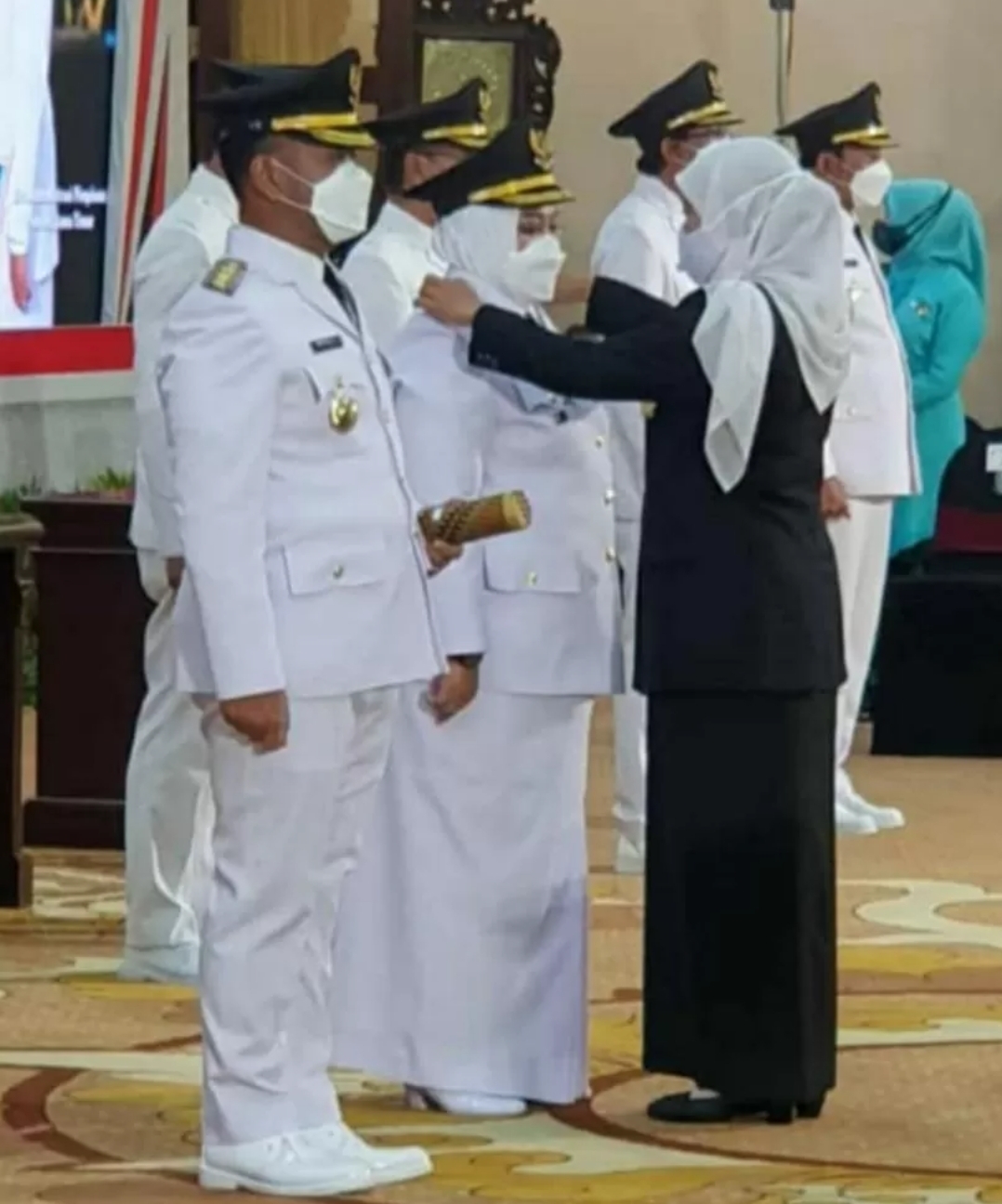 DILANTIK: Gubernur Jawa Timur Khofifah Indar Parawansa melantik Fandi Ahmad Yani dan Aminatun Habibah menjadi Bupati dan Wakil Bupati Gresik di Gedung Grahadi Surabaya tahun 2021 lalu.