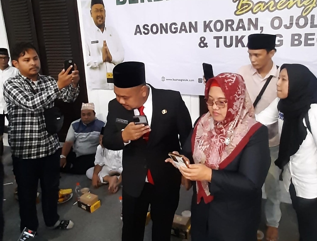 GERAK CEPAT: Bupati Gresik Fandi Akhmad Yani bersama Wabup Gresik Aminatun Habibah saat melakukan video call dengan Camat Sangkapura untuk memantau kondisi Bawean setelah gempa.