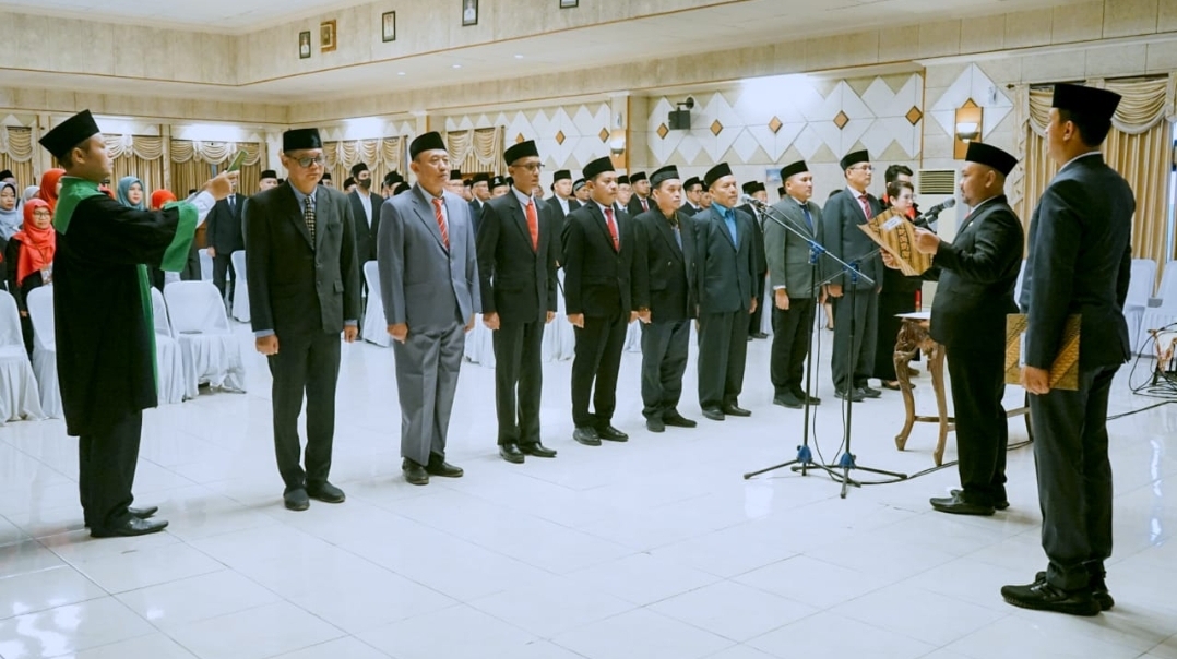 PELANTIKAN: Bupati Gresik Fandi Akhmad Yani saat melantik pejabat Eselon II baru hasil selter.