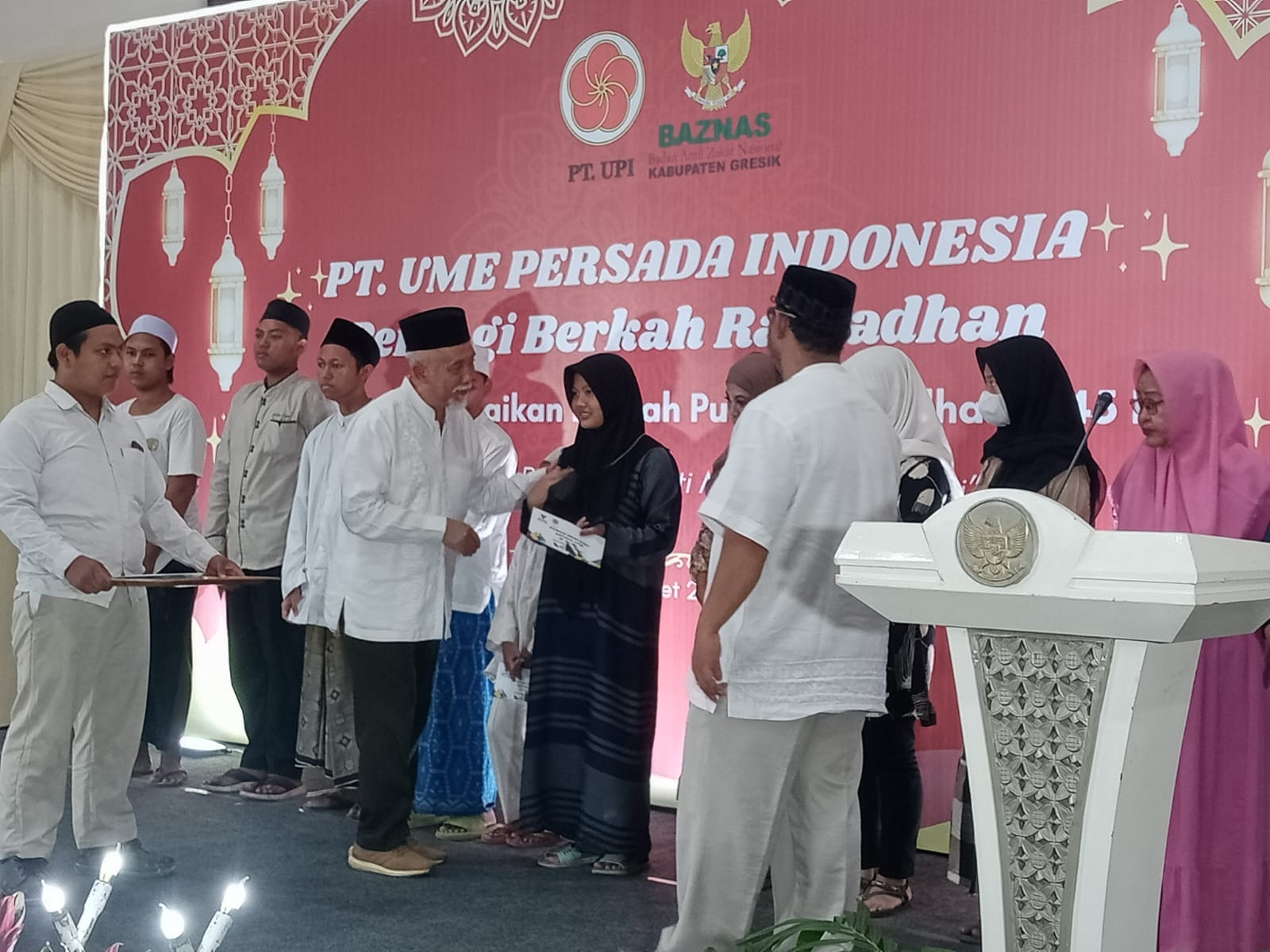 Foto A : SANTUNAN: Presiden Direktur PT Ume Persada Indonesia Hartono S. Haryadi saat memberikan santunan berupa uang untuk anak yatim piatu dan dhuafa.