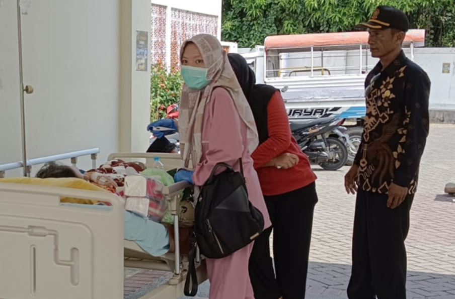 GEMPA SUSULAN: Pasien sedang dirawat di RSUD Umar Masud terpaksa dirawat di luar karena kondisi ruangan rusak.