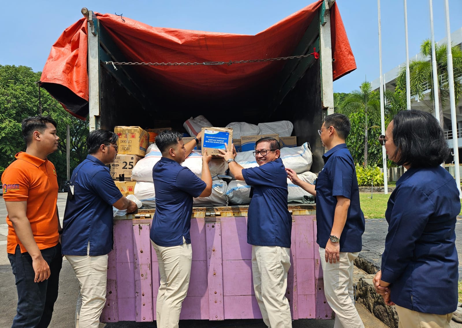 Gerak Cepat : Direktur Utama PT Petrokimia Gresik, Dwi Satriyo Annurogo didampingi jajaran direksi lain menyerahkan bantuan untuk korban gempa kepada tim perintis yang akan berlayar ke Pulau Bawean.