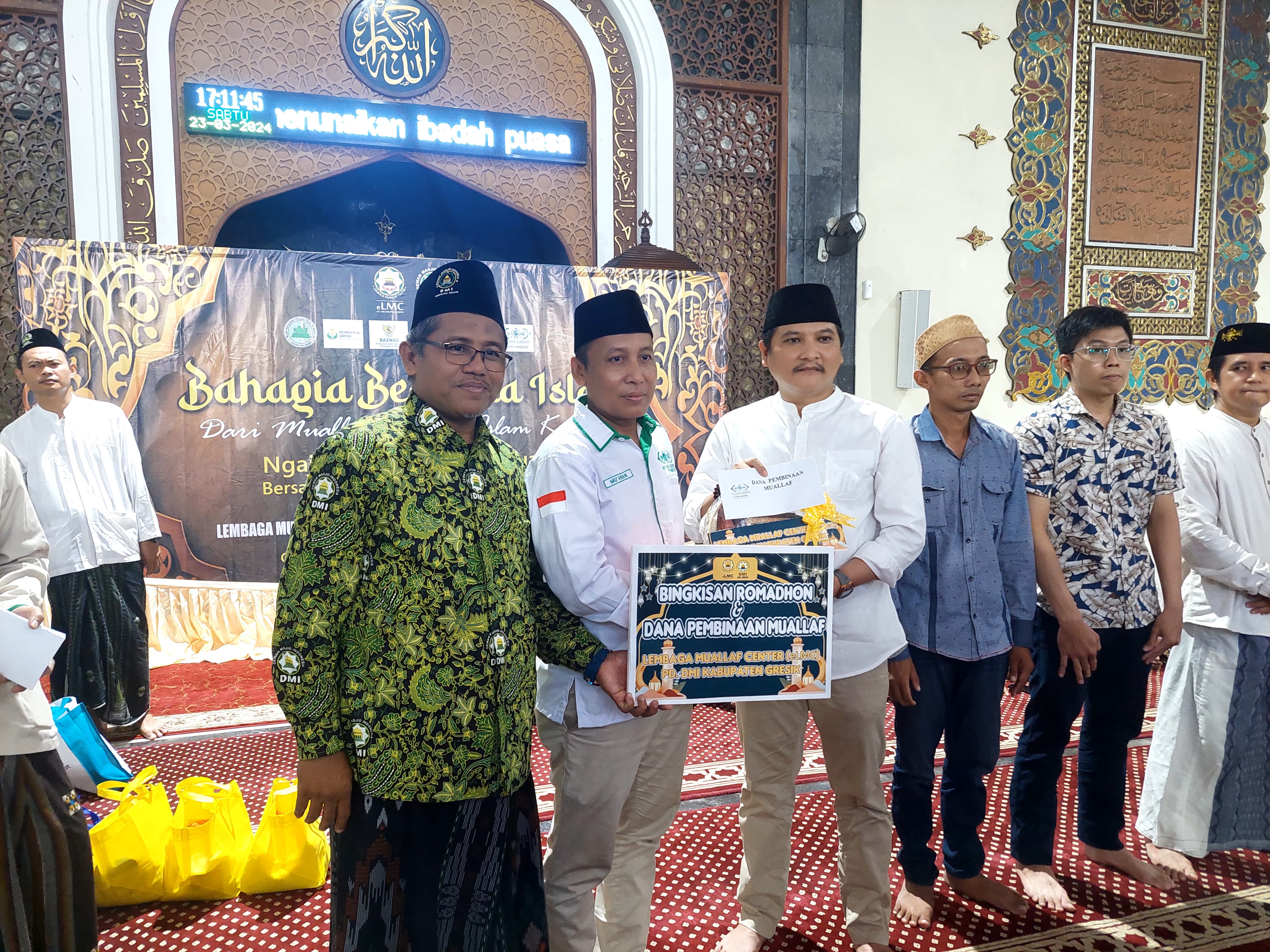 BANTUAN: Ketua DMI Gresik menyerahkan bantuan dan donasi kepada perwakilan mualaf