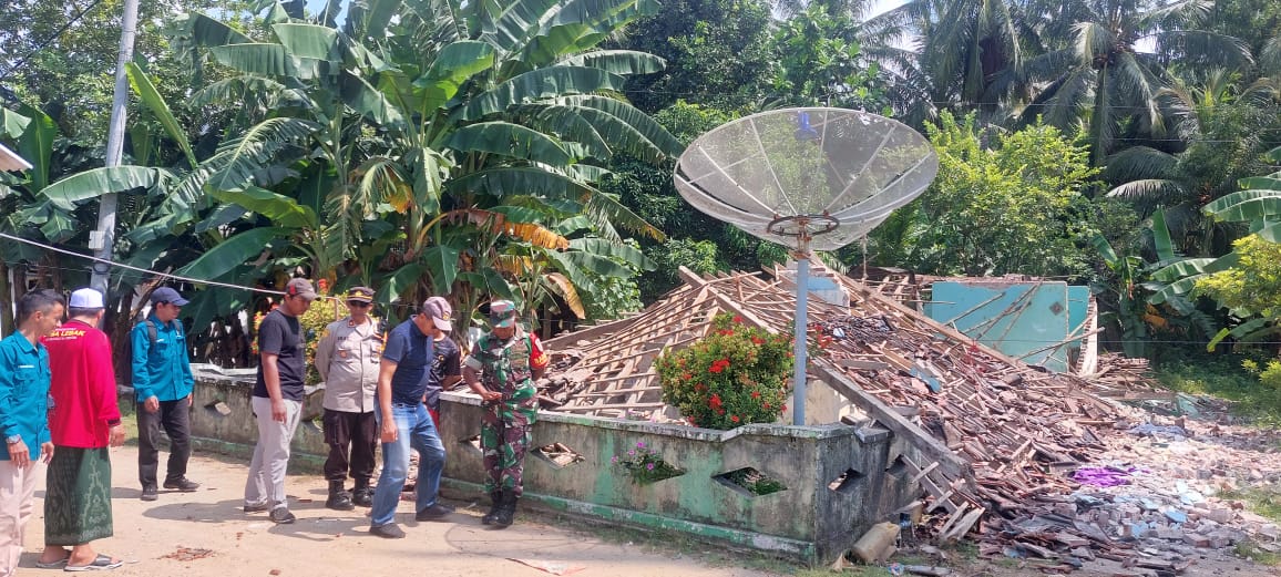 GOTONG ROYONG - Anggota Polsek Sangkapura, Anggota Koramil Sangkapura, Anggota BPBD Gresik dan masyarakat gotong royong membantu korban yang terdampak gempa bumi di Gresik.