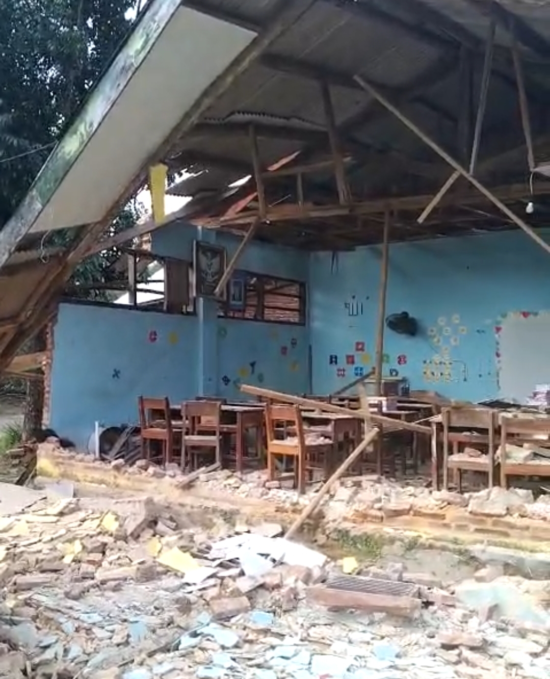 RUSAK PARAH: Kondisi SDN Kebuntelukdalam di Kecamatan Sangkapura, Pulau Bawean, Gresik mengalami kerusakan sangat parah.