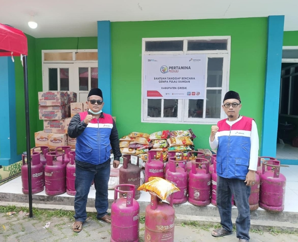 SERAHKAN BANTUAN: Pertamina Patra Niaga Jatimbalinus saat menyerahkan bantuan kepada masyarakat Bawean.