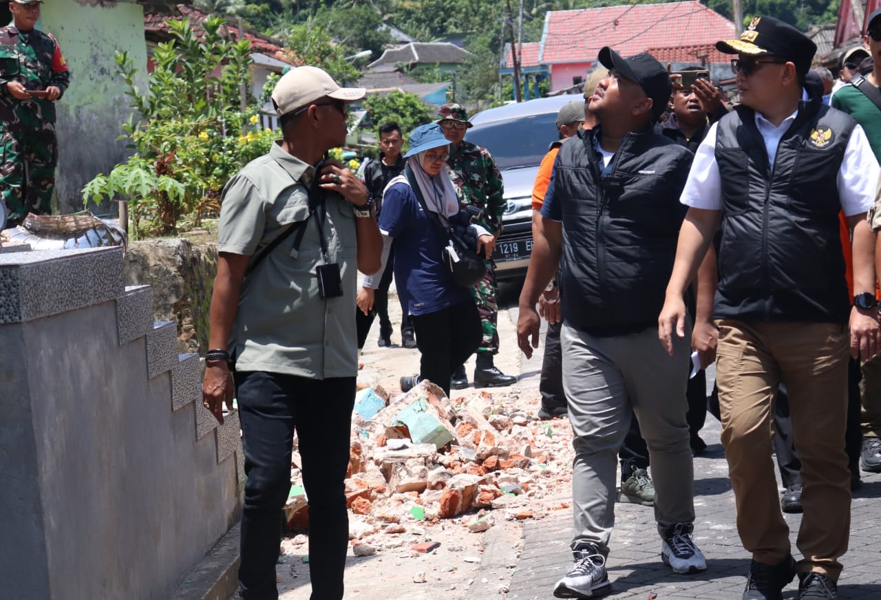 PENDAMPINGAN: Pemerintah akan memberikan bantuan Rp 60 Juta per keluarga korban gempa Bawean.