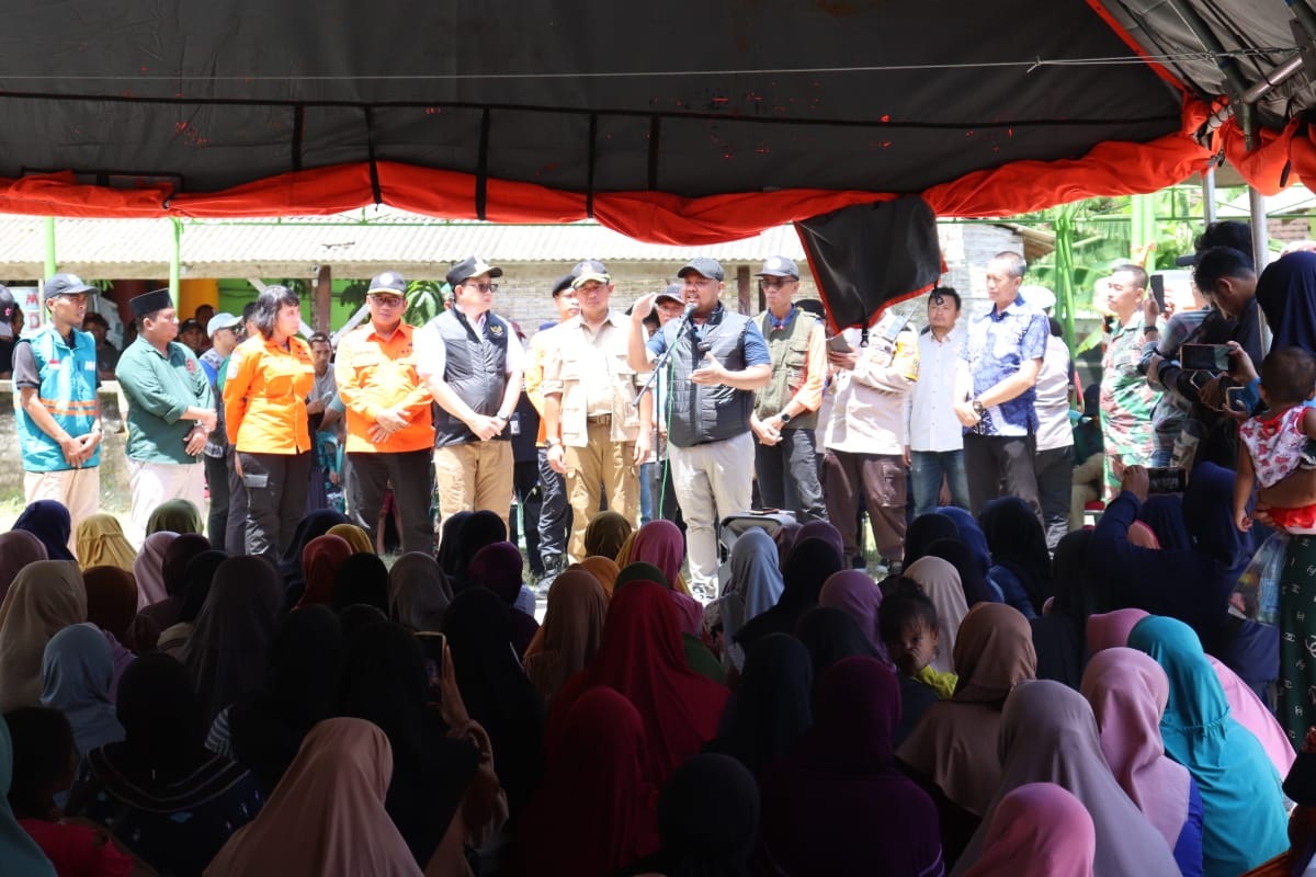 PANTAU PENGUNGSI: Bupati Gresik Fandi Akhmad Yani bersama Pj Gubernur Jawa Timur Adhy Karyono mendampingi kunjungan kerja Kepala Badan Nasional Penanggulangan Bencana (BNPB) Letjend TNI Suharyanto.