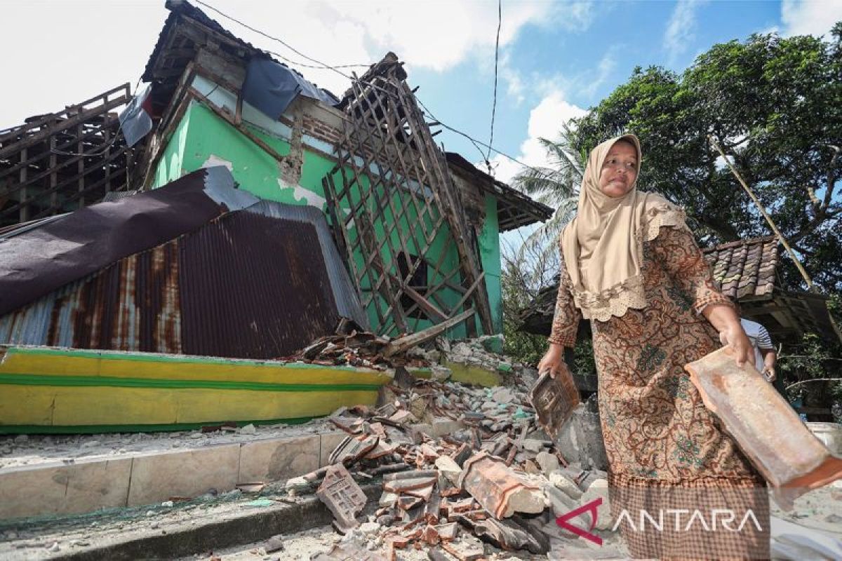 TINGGAL PUING-PUING: Warga prihatin melihat kondisi bangunan yang hancur di Pulau Bawean Gresik.