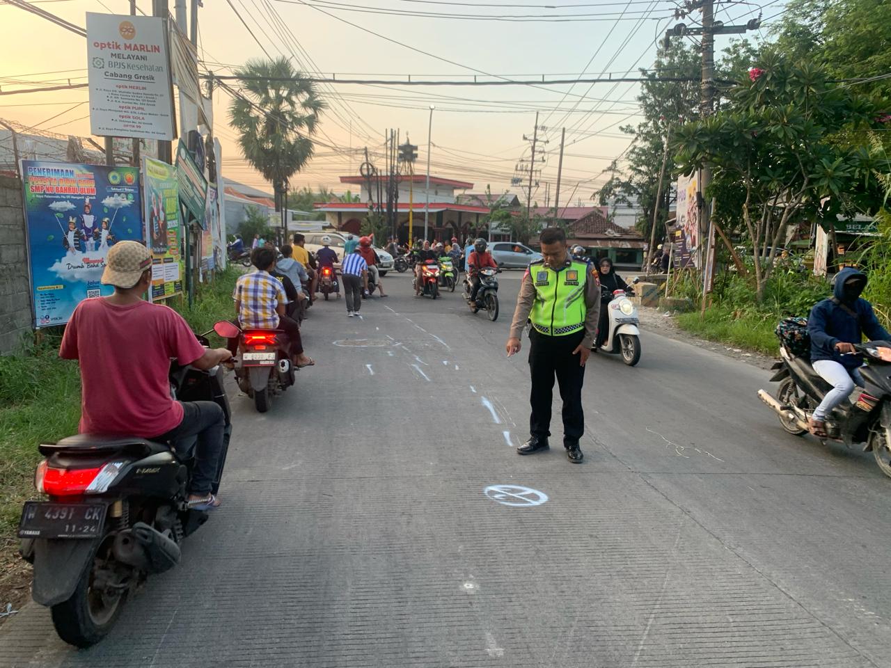 OLAH TKP: Anggota Unit Laka Satlantas Polres Gresik melakukan olah TKP di Jalan Raya Desa Kepatihan, Kecamatan Menganti Kbaupaten Gresik.