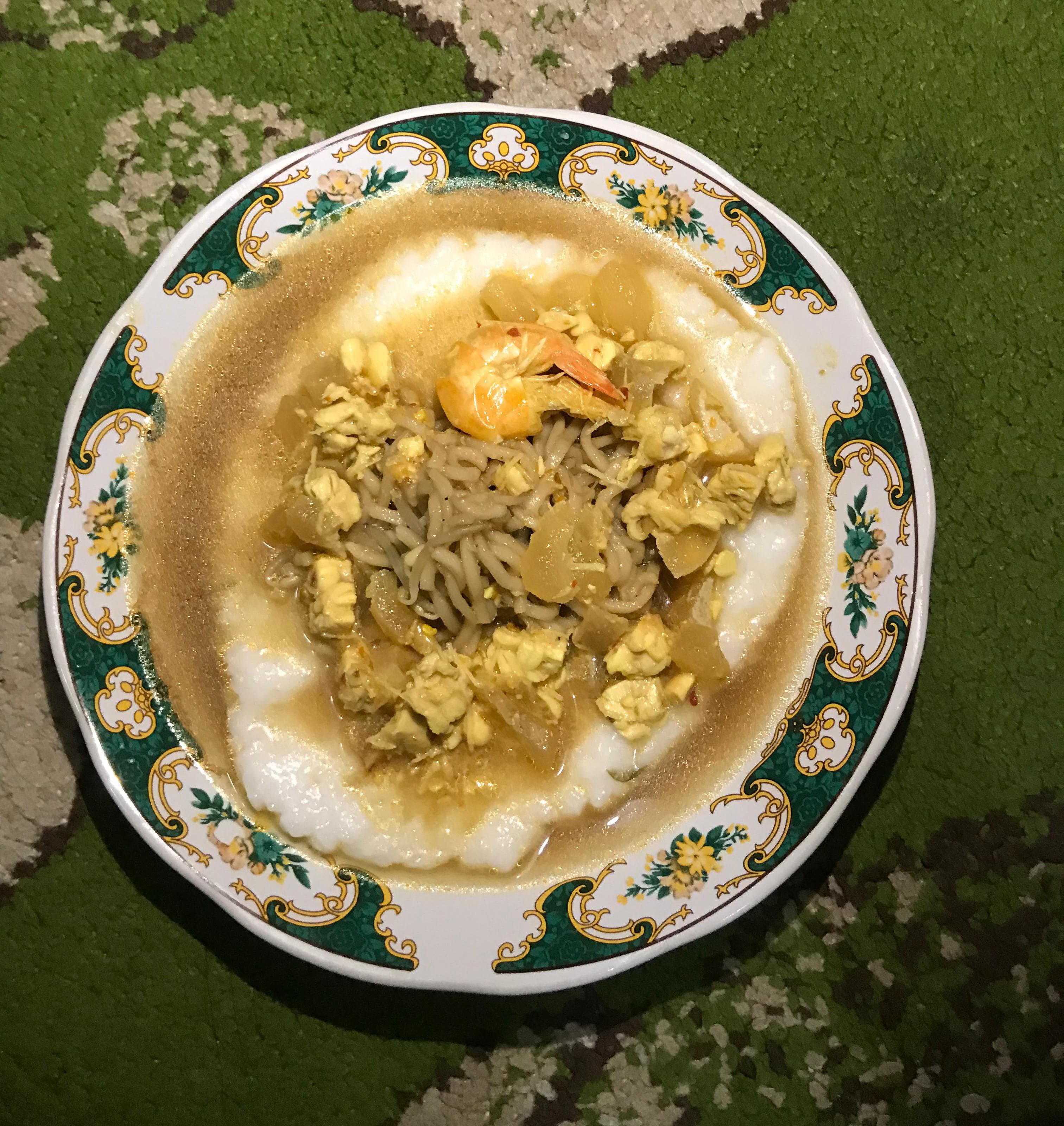 LEGENDARIS : perpaduan antara bubur putih dan kuah santan yang kaya akan bumbu rempah