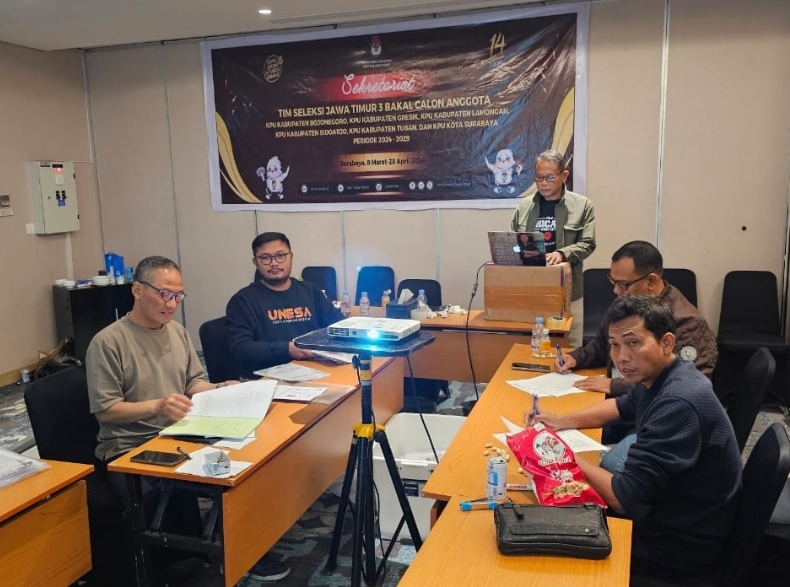 VERIFIKASI: Timsel KPU Jatim 3 melakukan pengecekan berkas para pendaftar.