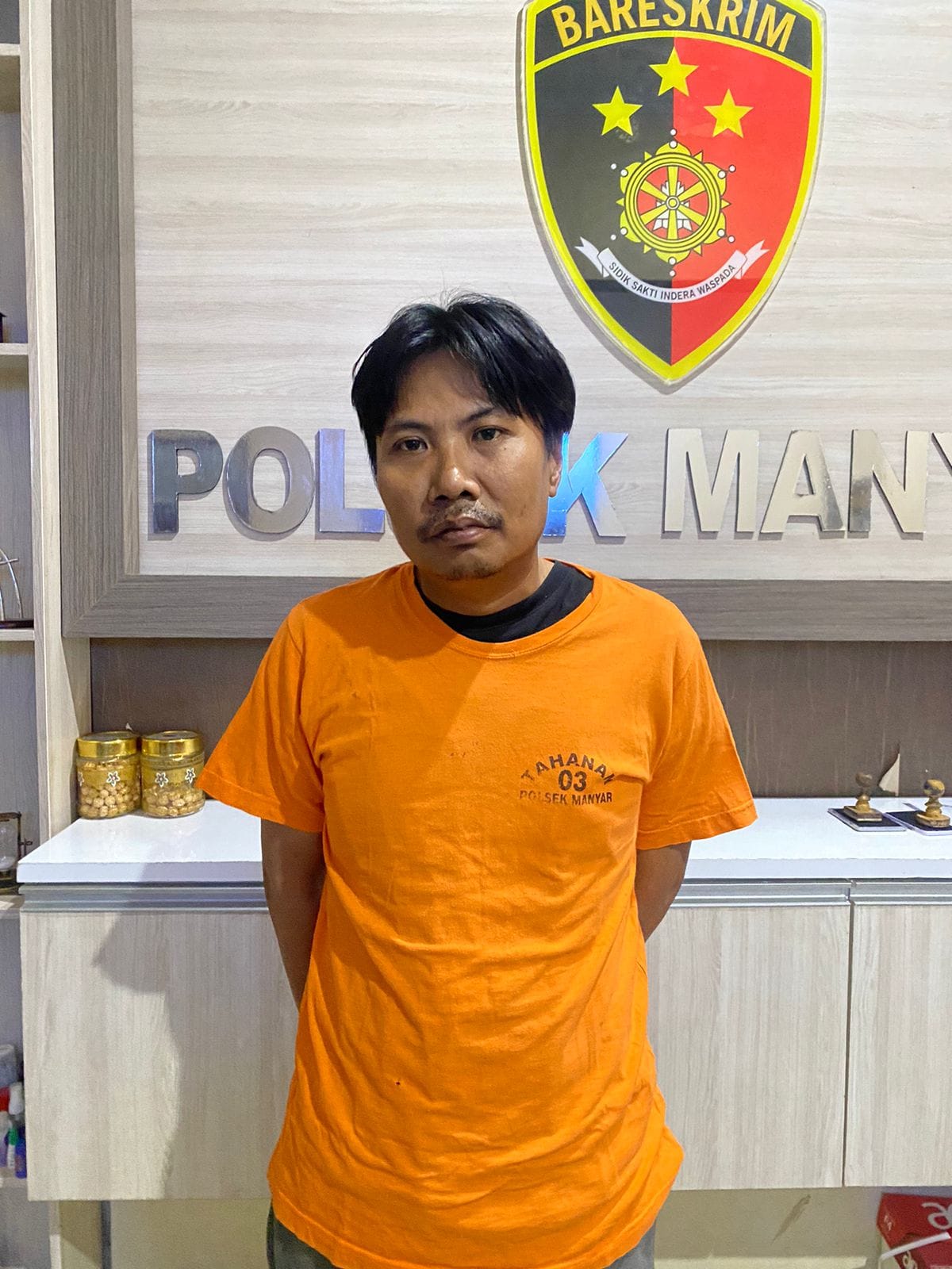 DITAHAN: Kedua tersangka saat diamankan anggota Satreskrim Polsek Manyar.