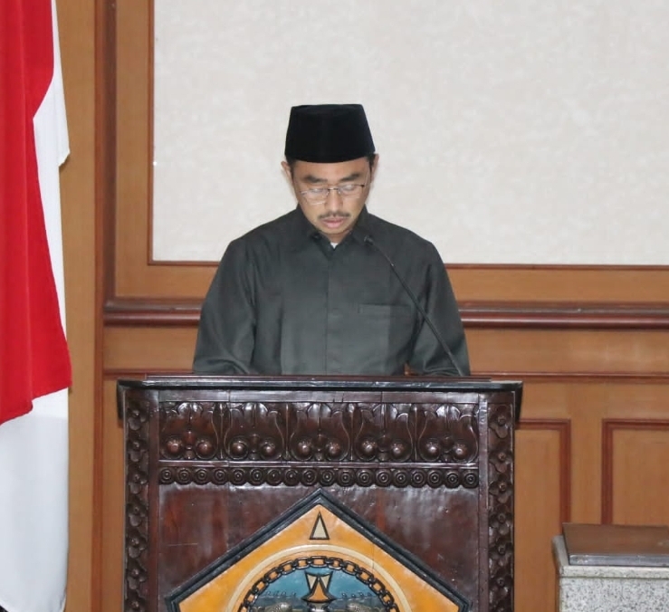 DITAMBAH: Ketua Bapemperda DPRD Gresik Khoirul Huda saat menyampaikan laporan terkait perubahan Propemperda 2024.