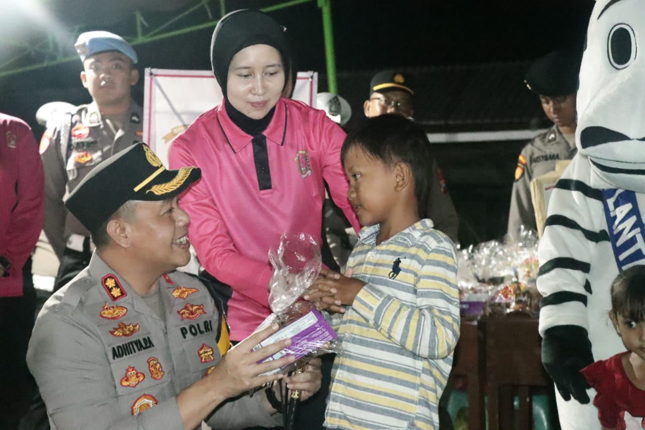 TEMUI KORBAN BENCANA : Kapolres Gresik Akbp Aditya Panji Anom beserta Bhayangkari Polres Gresik saat menghibur anak-anak korban gempa bumi di Posko BPBD di Sangkapura