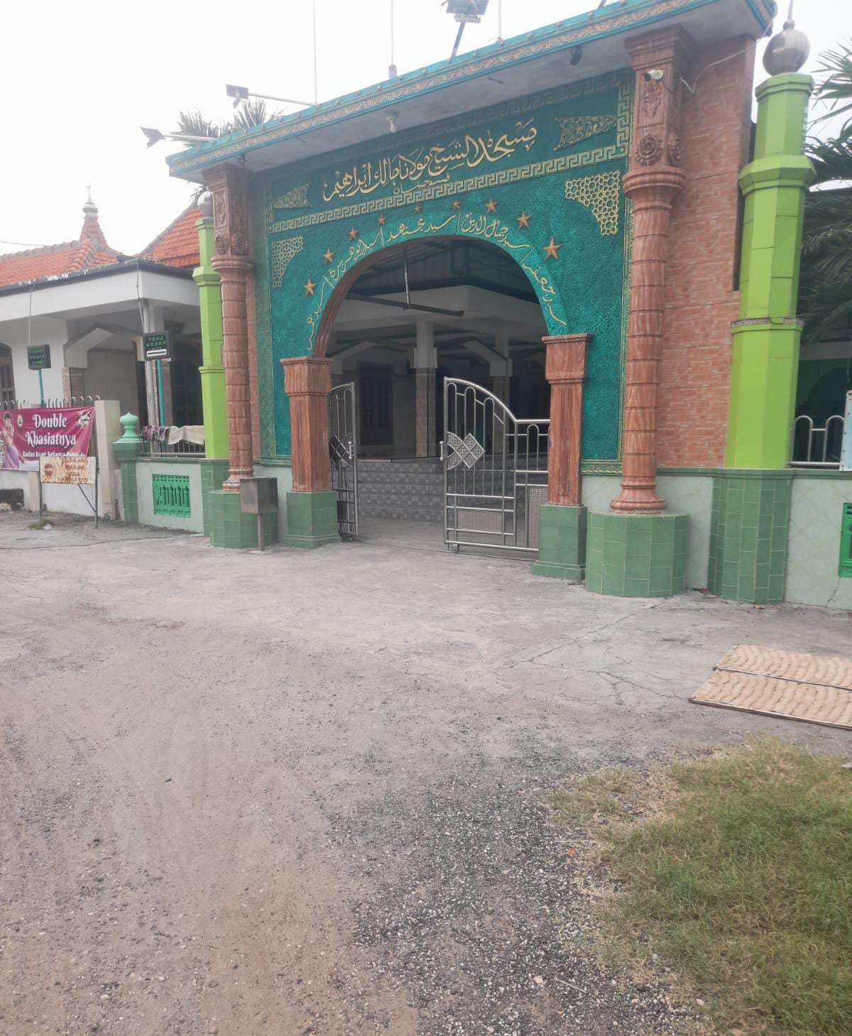 MASJID TERTUA : Masjid Syeikh Maulana Malik Ibrahim di dusun Pesucinan, desa Leran, Kecamatan Manyar.