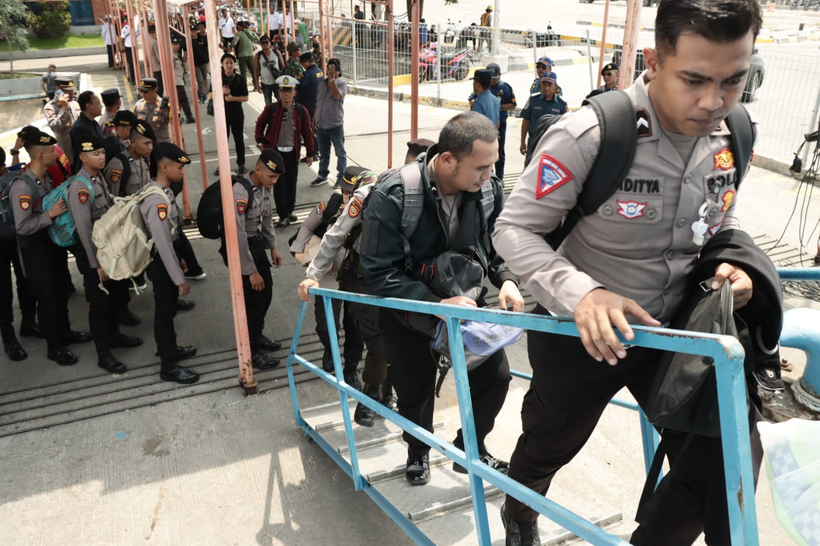 DIBERANGKATKAN : Kapolres Gresik AKBP Adhitya Panji Anom dan Dandim 0817 Gresik Letkol Inf Ahmad Saleh Rahanar saat memberangkatkan anggota gabungan tim trauma Healing di pelabuhan Gresik untuk korban