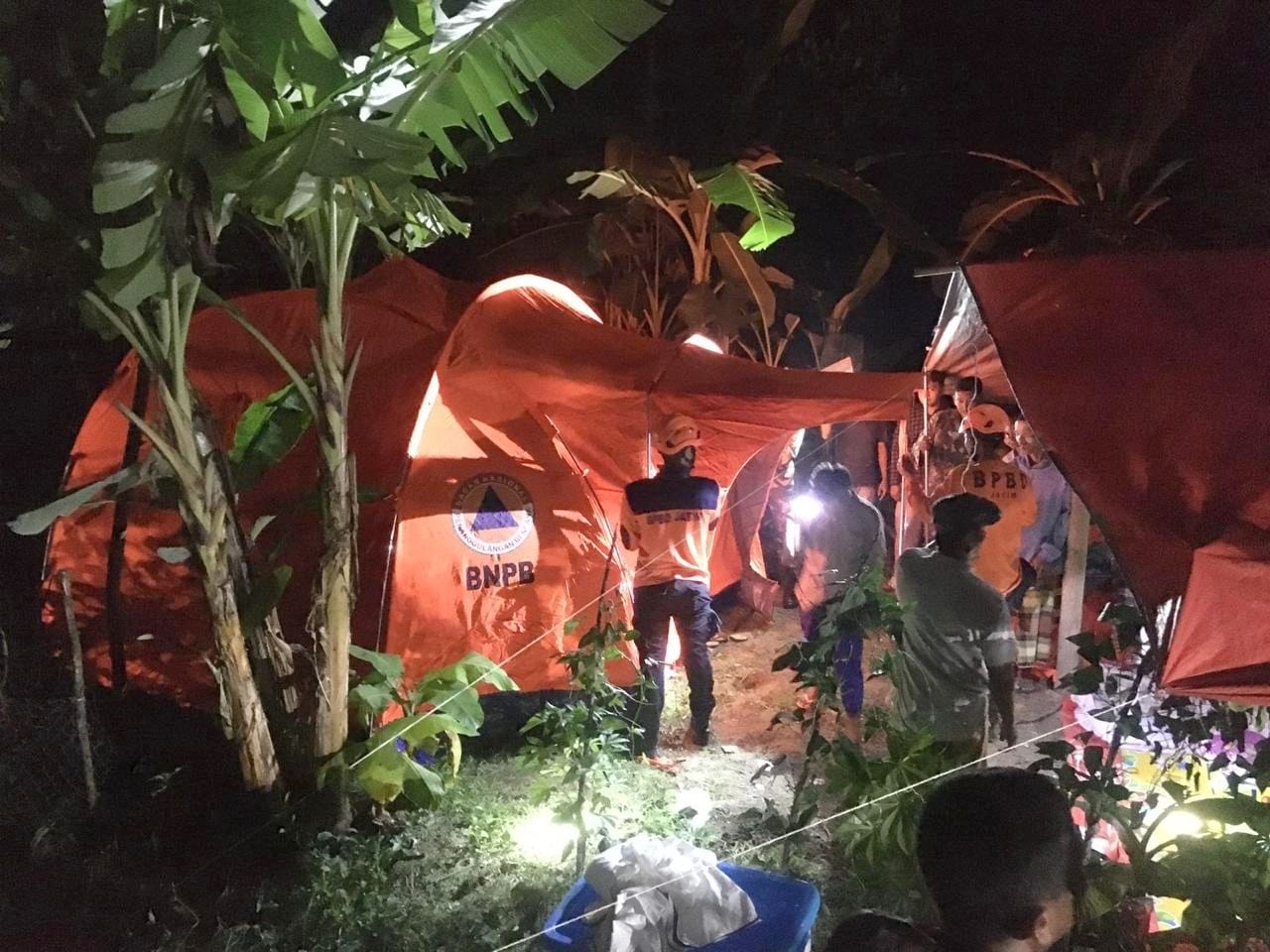 PENGUNGSI: Warga terus mengungsi karena gempa Bawean tak berhenti