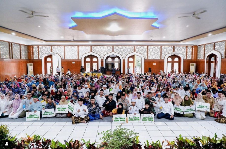 BANTUAN BAZNAS: Bupati Gresik Fandi Akhmad Yani dan Baznas Gresik saat pemberian bantuan kepada 1.000 anak yatim se-Kabupaten Gresik.