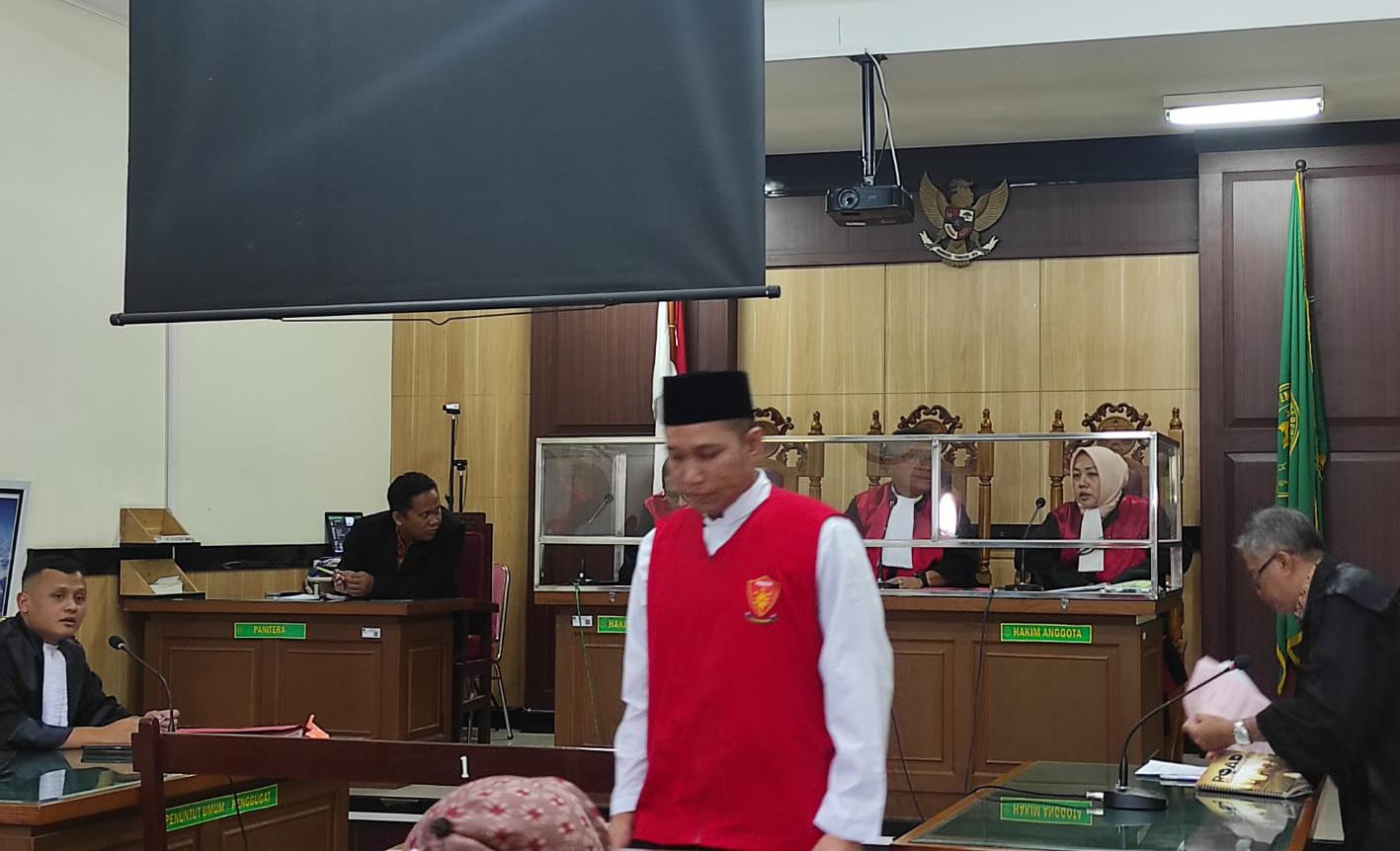 TUNTUTAN: Terdakwa Saiful Mubarok hanya bisa pasrah usai menjalani sidang tuntutan di PN Gresik, Rabu (27/3/2024).