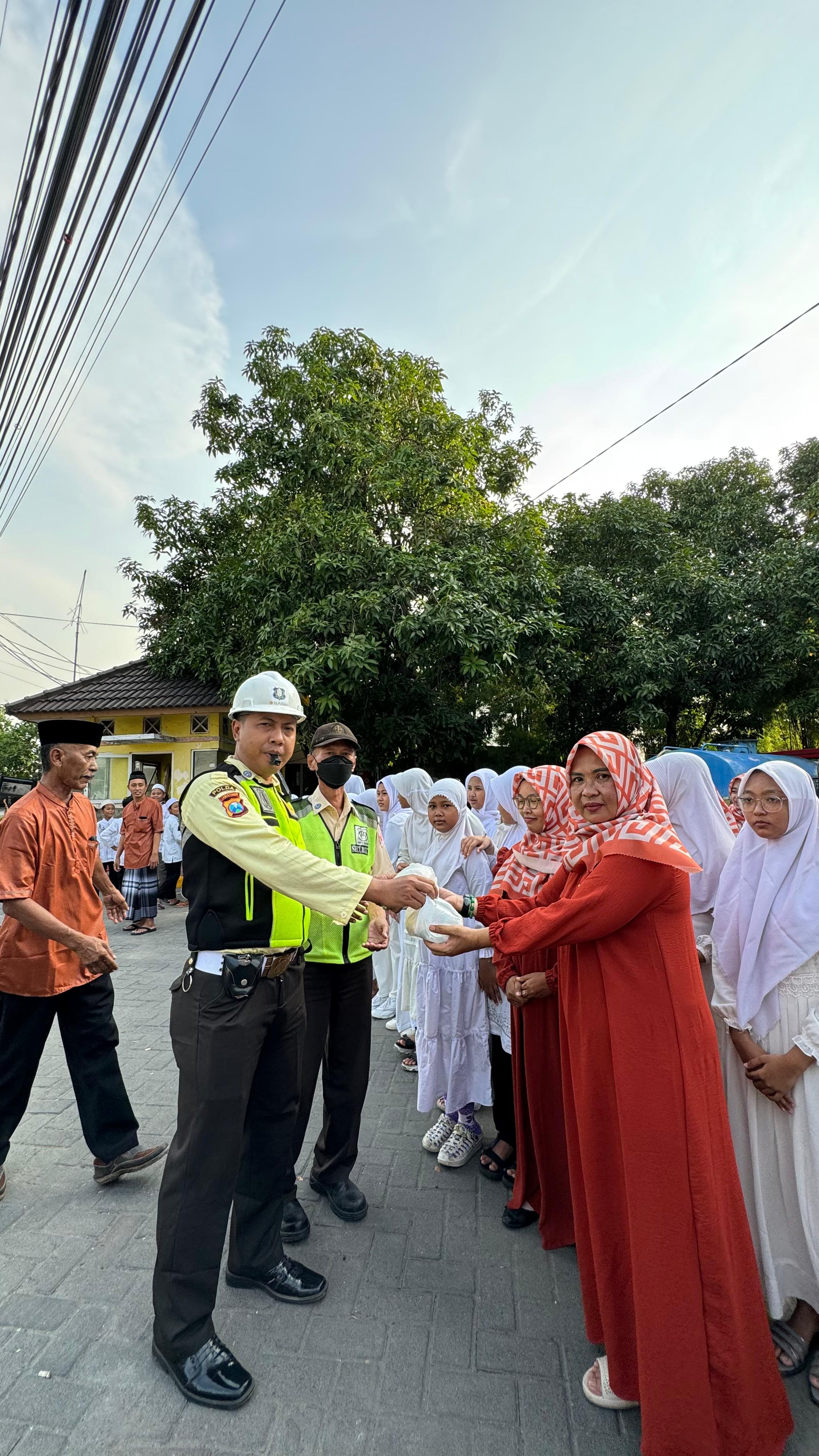 BULAN PENUH BERKAH: Komite SDN 16 Gresik menggelar kegiatan berbagi takjil di Gresik.