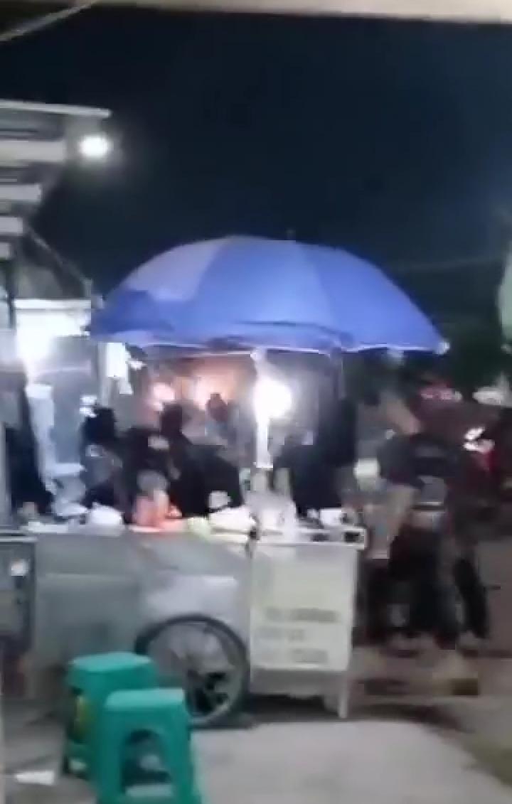BENTROK : Oknum perguruan silat saat bentrok dengan anggota perguruan lain saat bagi takjil di Desa Dungus, Kecamatan Cerme Kabupaten Gresik