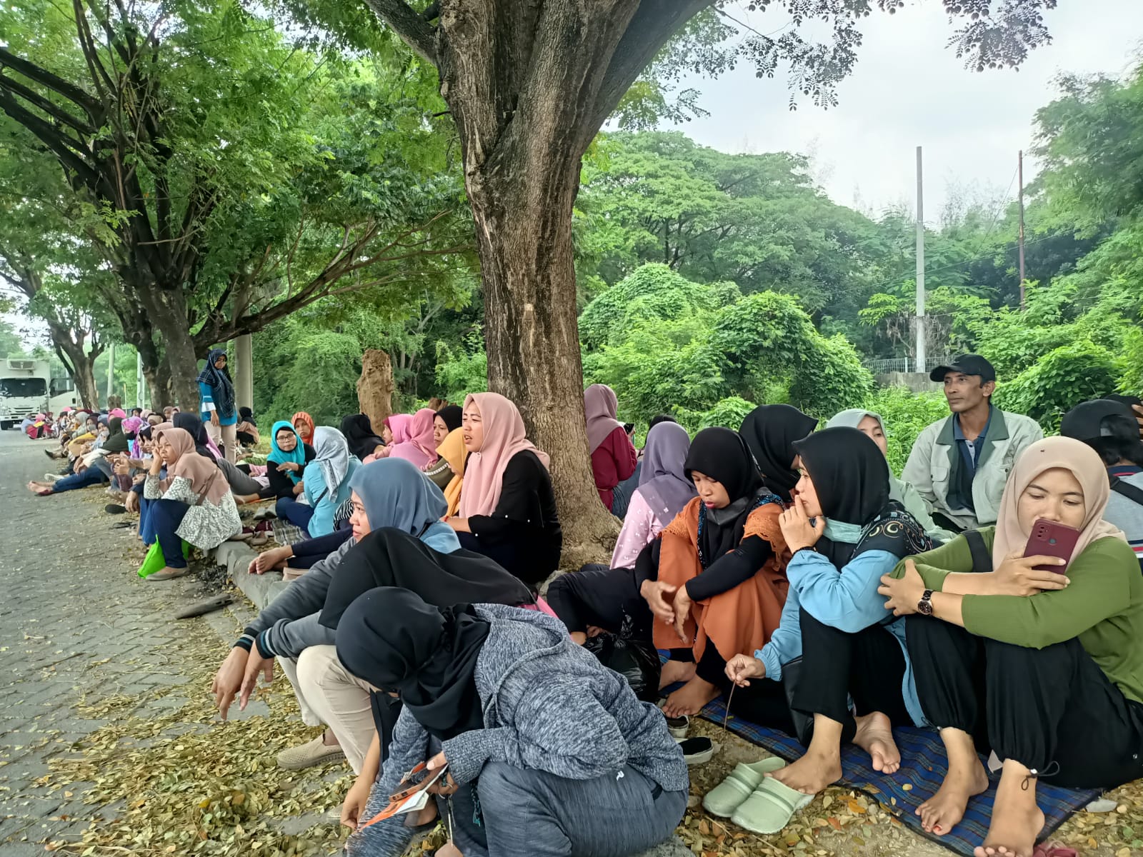 MELURUK: Ratusan karyawan PT Kelola Mina Laut (KLM) saat menunggu proses pencairan gaji yang sudah tidak dibayar selama sebulan.