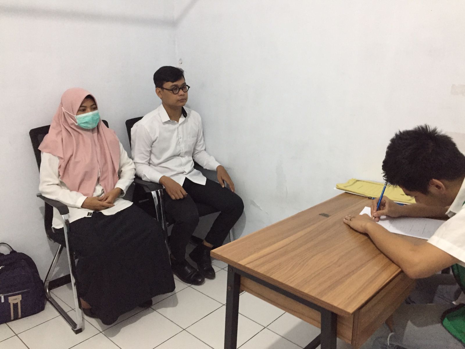 IKUTI UJIAN: Salah satu warga binaan saat mengikuti ujian tiga akhir sekolah di dalam Rutan kelas IIB Gresik di dampingi dari Dinas Pendidikan Gresik.  &nbsp;