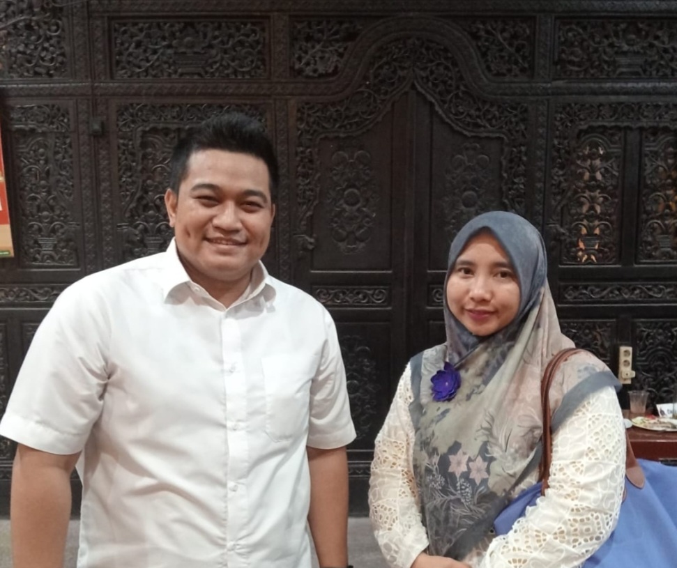 JADI INCARAN: Direktur RS Wates Husada dr Titin Ekowati saat bertemu Ketua Fraksi PKB DPRD Gresik Syahrul Munir.