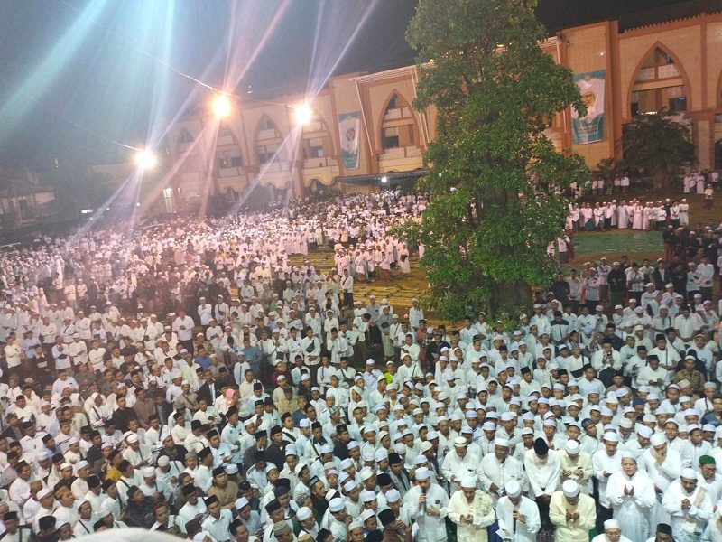 PUNCAK MALEM SELIKUR: Para alumni dan santri PP Mambaus Sholihin saat acara haul di Gresik.