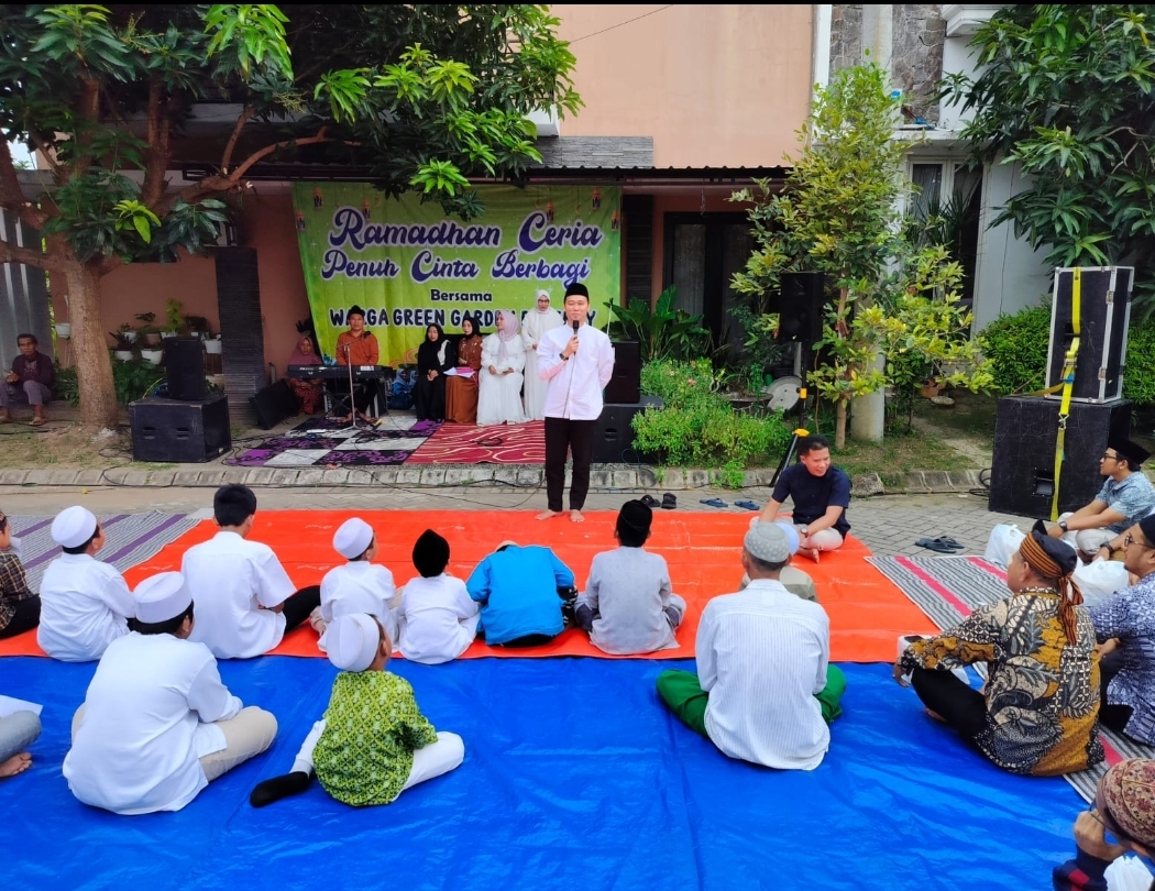 GELAR PASAR MURAH: Camat Kebomas Tri Joko Efendi saat mengikuti kegiatan Ramadan yang digelar masyarakat.