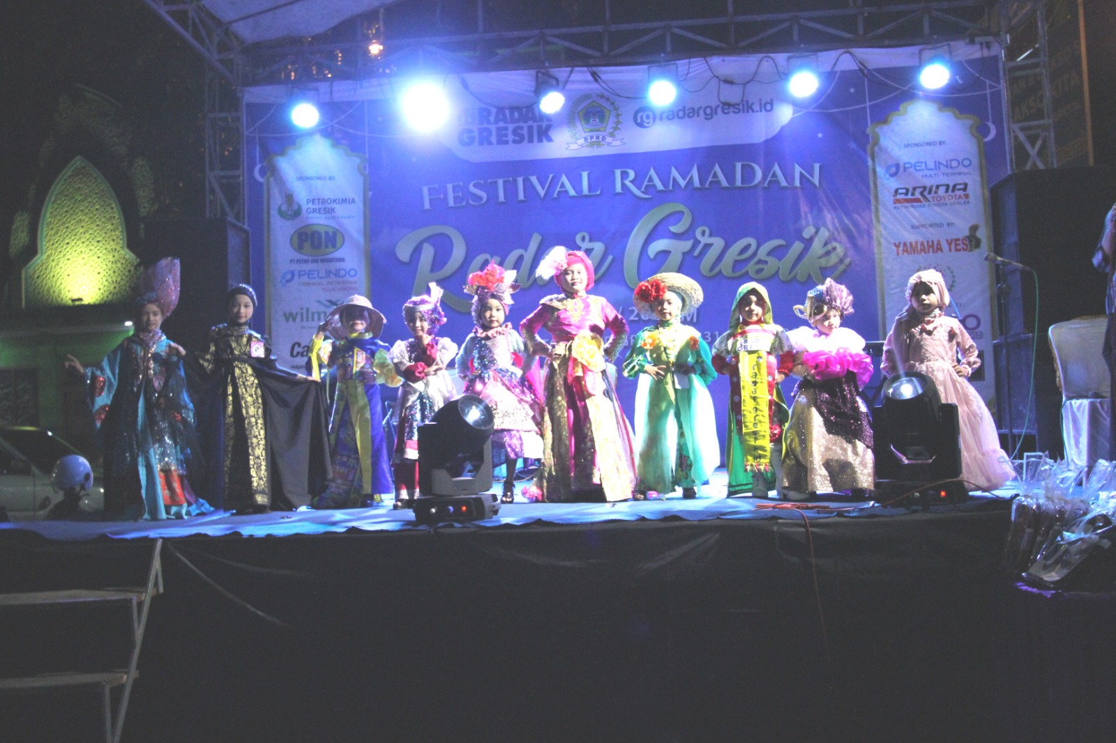 MERIAH : para peserta cilik dengan penuh percaya diri memamerkan busana muslim dalam Festival Ramadan 2024 Radar Gresik yang berhasil mencuri perhatian para pengunjung.
