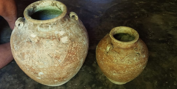 GUCI: Beberapa guci era dinasti Ming yang masih utuh usai gempa Bawean Gresik.