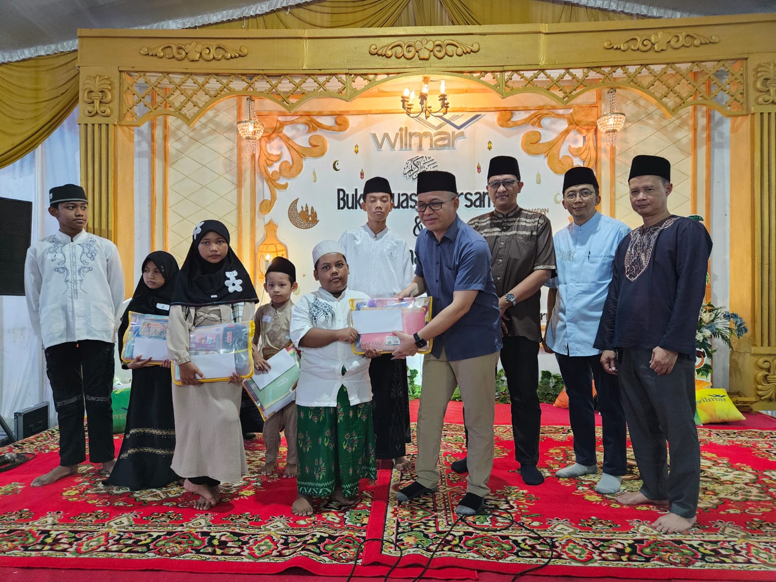 Peduli : Direktur PT. Wilmar Nabati Indonesia Ridwan Brandes didampingi General Administration Head PT Wilmar Nabati Indonesia, Andy Mahmud (kanan) menyerahkan santunan pada anak yatim.