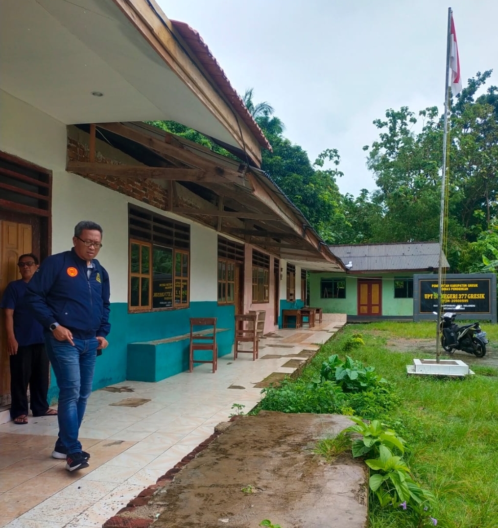 PENDATAAN: Sekretaris Dispendik Gresik Herawan Eka Kusuma saat melihat langsung kondisi sekolah rusak di Bawean.
