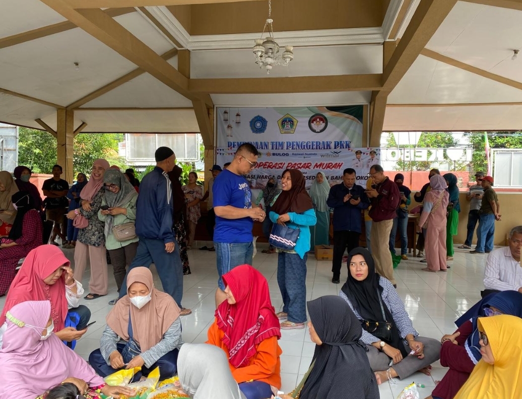 DISERBU: Masyarakat terlihat mengantri untuk mendapatkan sembako murah di Kecamatan Kebomas.