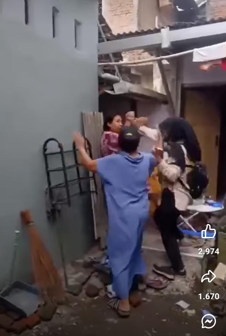 BERTENGKAR : Beredar video viral di media sosial (medsos) ibu - ibu melempar panci dan sebuah mangkuk keramik warna putih saat ditagih hutang oleh seorang wanita dari koperasi simpan pinjam. (Instagra