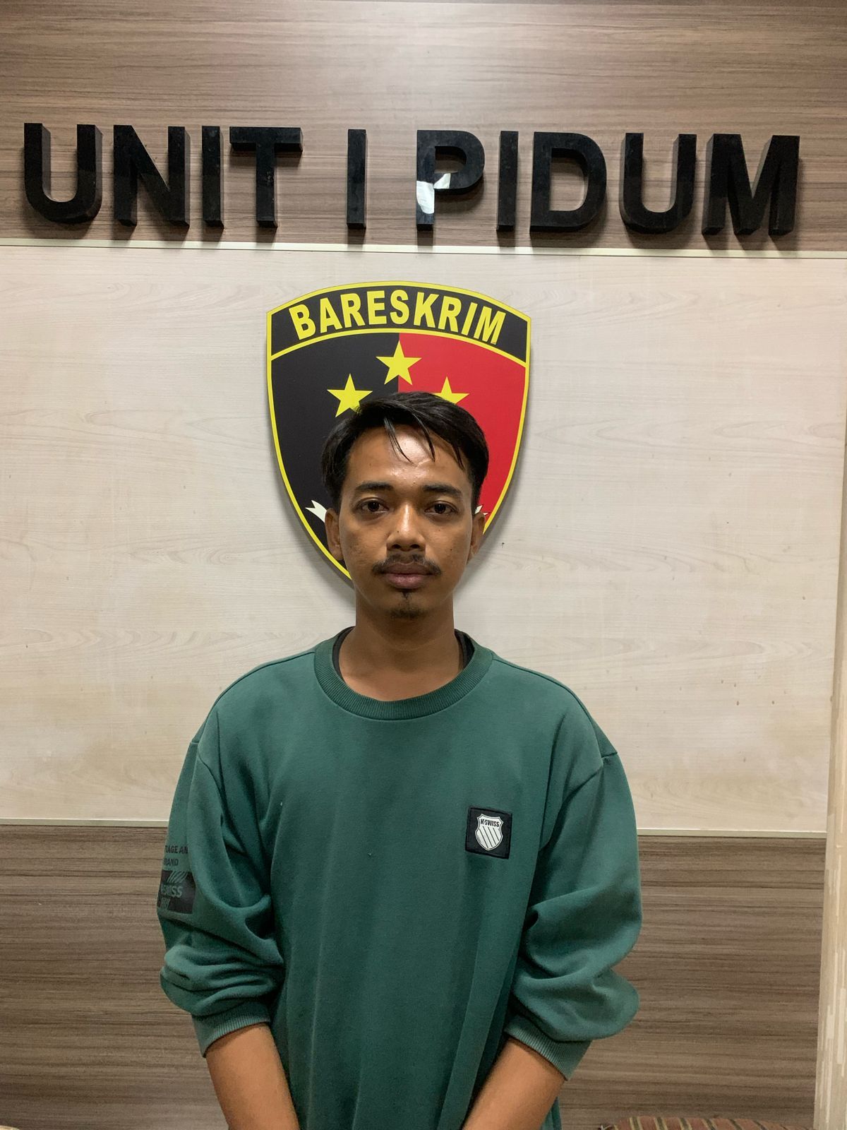 DIAMANKAN: Tersangka BT saat diamankan beserta barang bukti di Mapolres Gresik. (Yudhi/Radar Gresik)