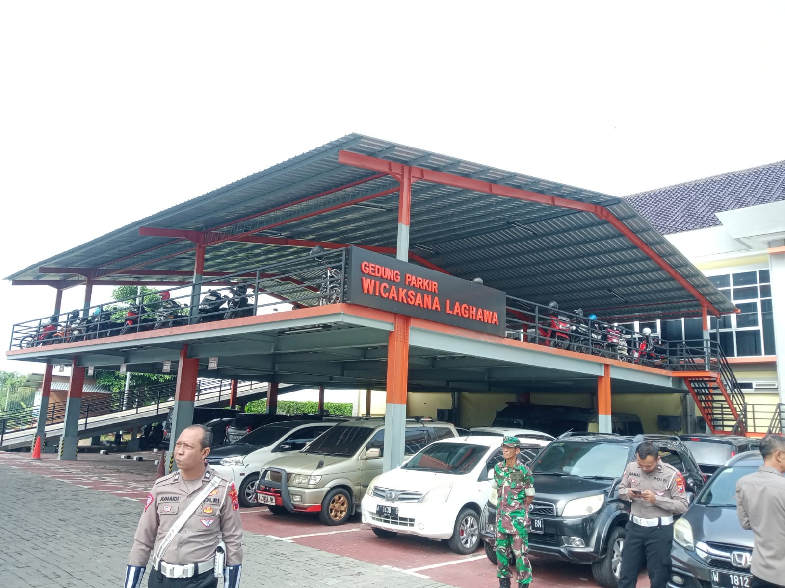PENITIPAN: GRATIS PARKIR: Gedung parkir milik Polres Gresik bisa dititipi sepeda motor bagi masyarakat Gresik yang hendak mudik Idul Fitri 2024. (Yudhi/Radar Gresik)