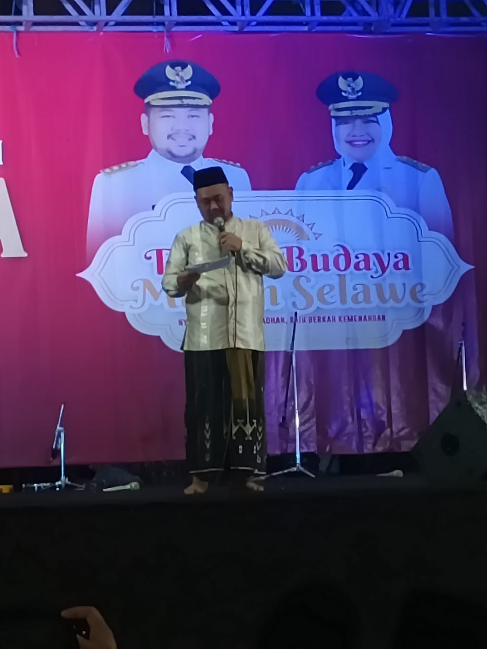 MALAM SELAWE: Bupati Gresik Fandi Akhmad Yani saat memberikan sambutan tradisi malam selawe di depan Makam Sunan Giri, Kamis (4/4/2024)