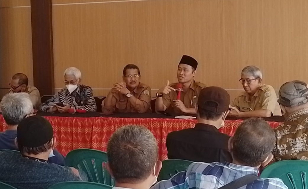 Camat Kebomas Tri Joko Efendi saat menggelar sosialisasi penarikan retribusi persampahan di Desa Randuagung.