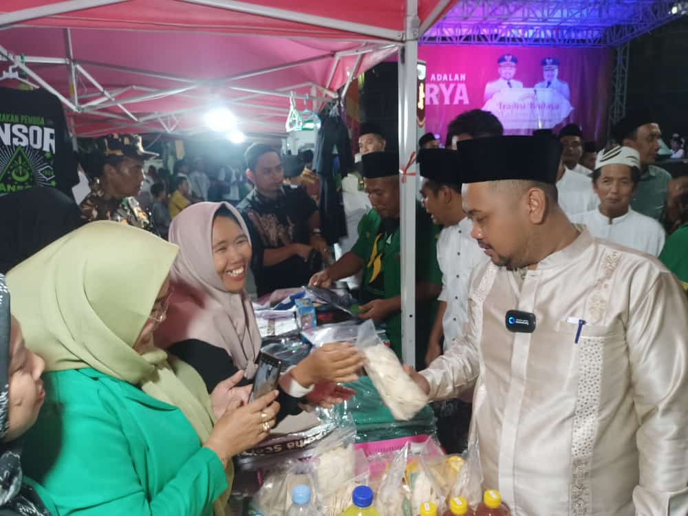 DIBORONG: Bupati Gresik Fandi Akhmad Yani memborong berbagai macam produk UMKM di stand PAC Fatayat NU Kebomas saat Tradisi Malam Selawe, Kamis (4/4/2024)