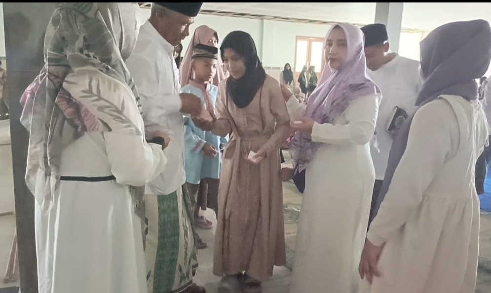 Dr Titin saat menyantuni anak yatim di RS Wates Husada.