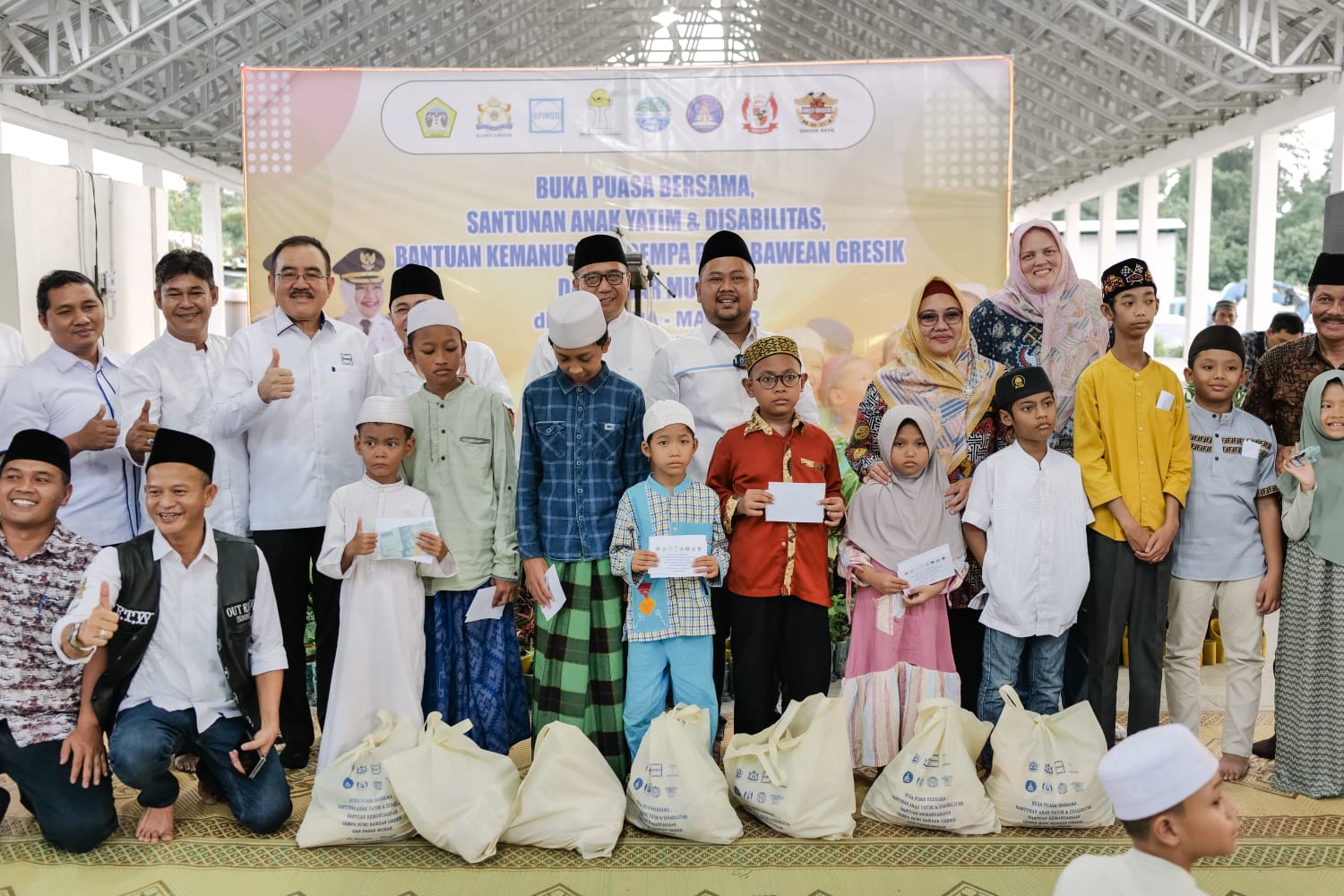 PEDULI: Freeport Indonesia memberikan bantuan kepada anak disabilitas dan yatim piatu dalam rangka HUT PTFI ke-57 di Gresik, Jumat (5/4/2024).