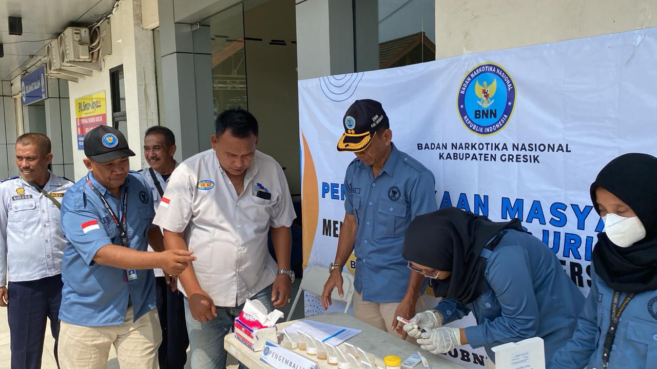 ANTIPASI NARKOBA: BNN Gresik dan Dishub Jatim cek urine para sopir dan kondektur di Gresik.